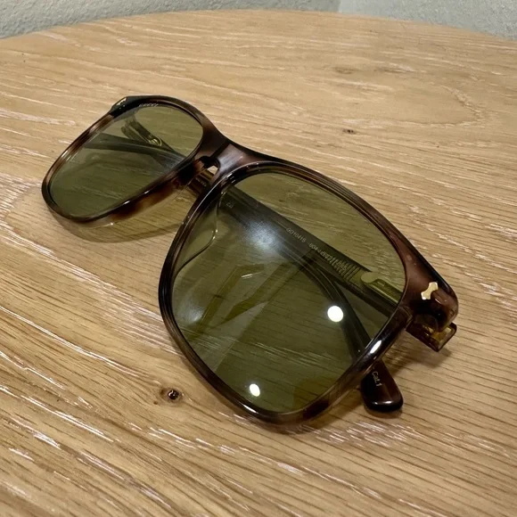 Authentic Gucci Tortoiseshell Sunglasses w/ Green Lenses  display picture 3
